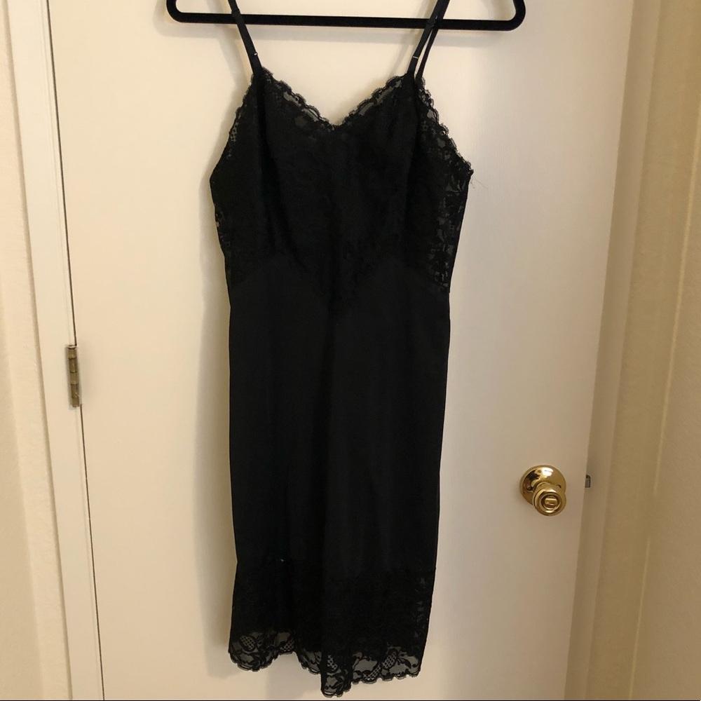 Beautiful vtg slip with lots of lace size 34